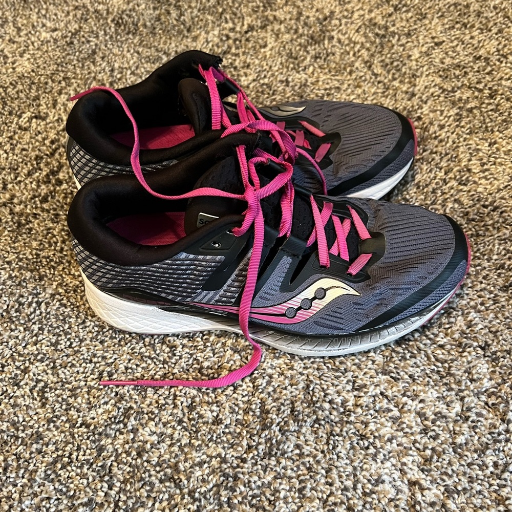 Saucony womens running shoe size 8